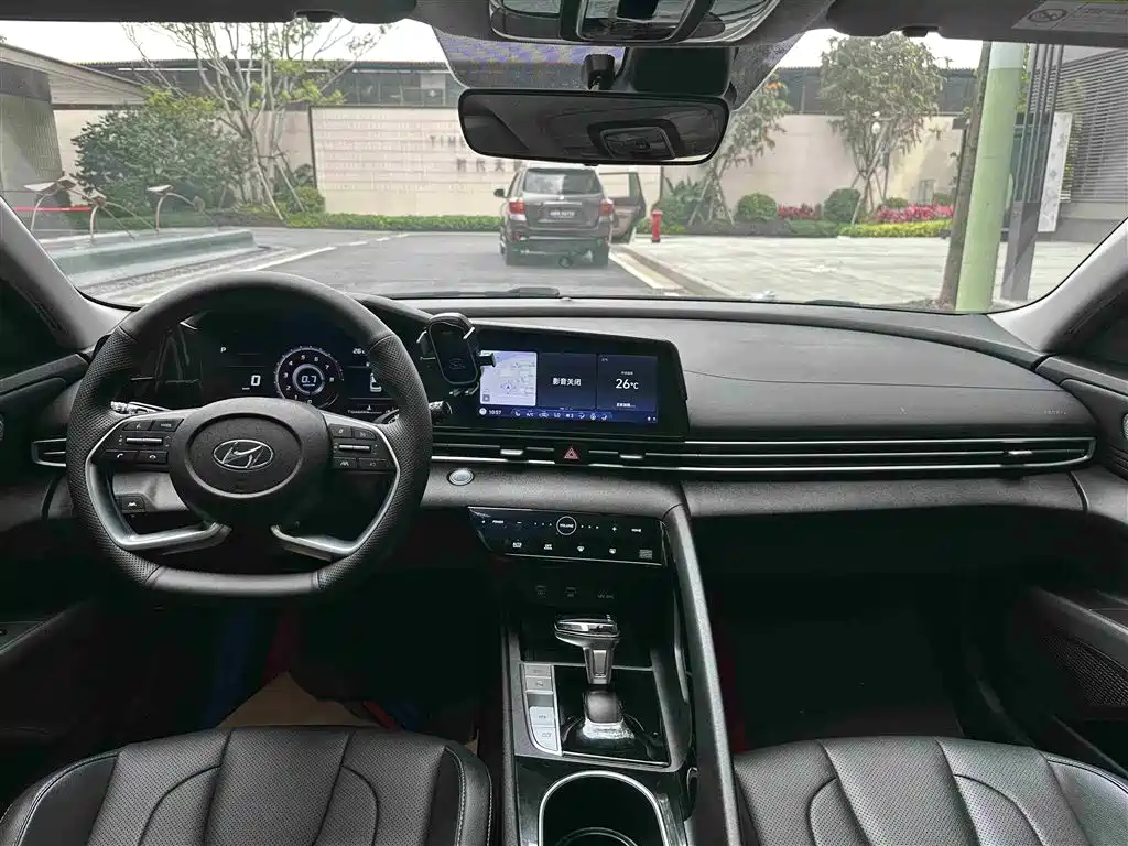 Hyundai Elantra 2021 1.5L CVT LUX Premium Edition фото 5