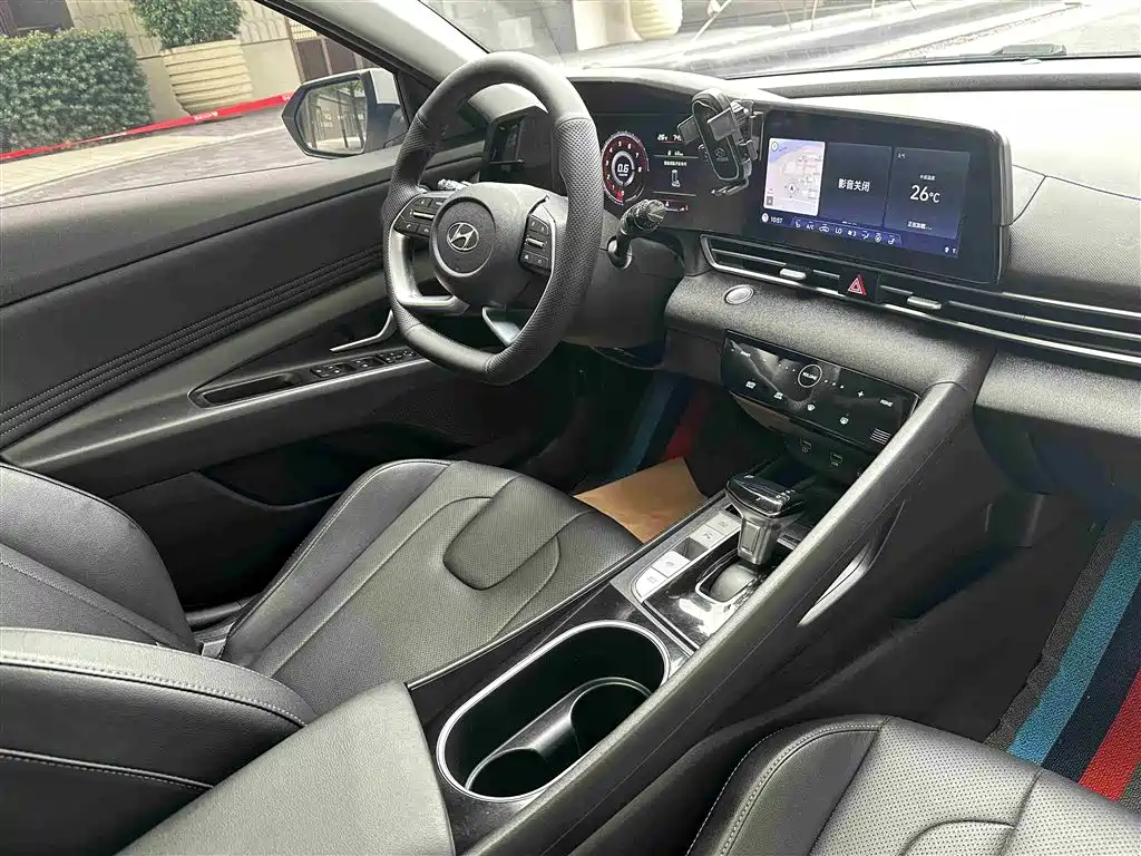 Hyundai Elantra 2021 1.5L CVT LUX Premium Edition фото 18