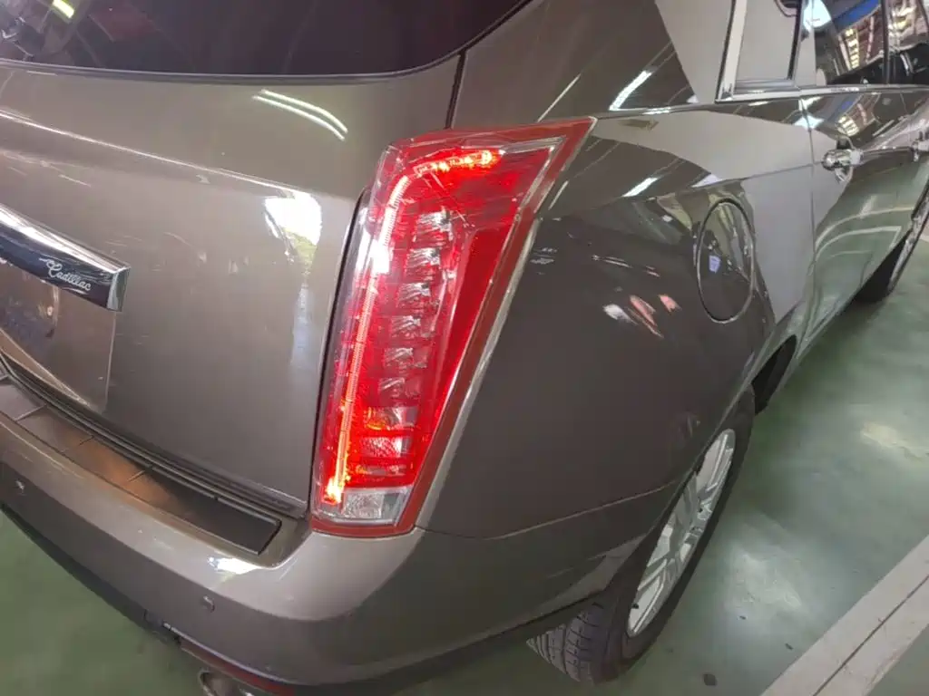 Photo 8 - Cadillac SRX