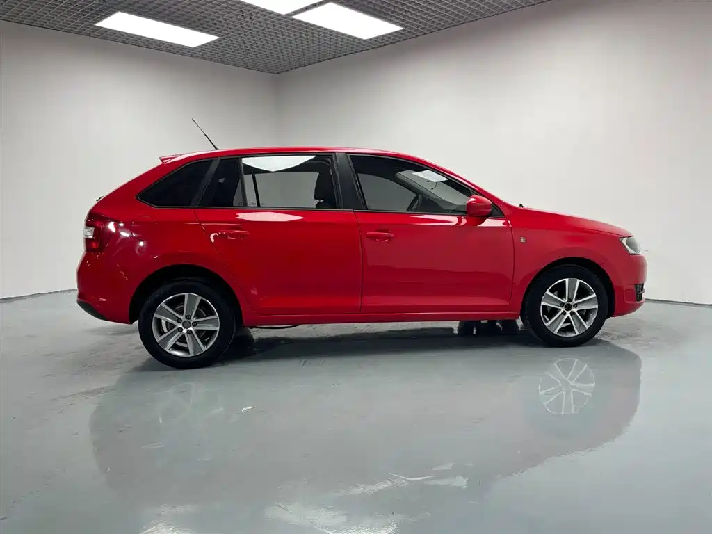 Škoda Skoda Rapid Spaceback 2016 Facelift 1.4L Manual Forward Edition фото 2
