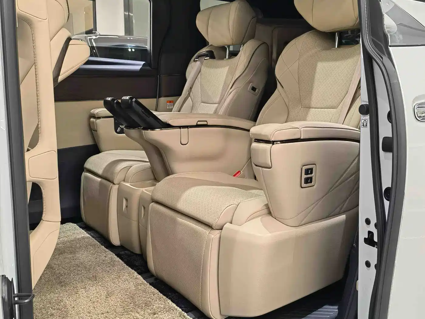 Toyota Alphard 2024 Hybrid 2.5L Ultimate Enjoyment Edition фото 8