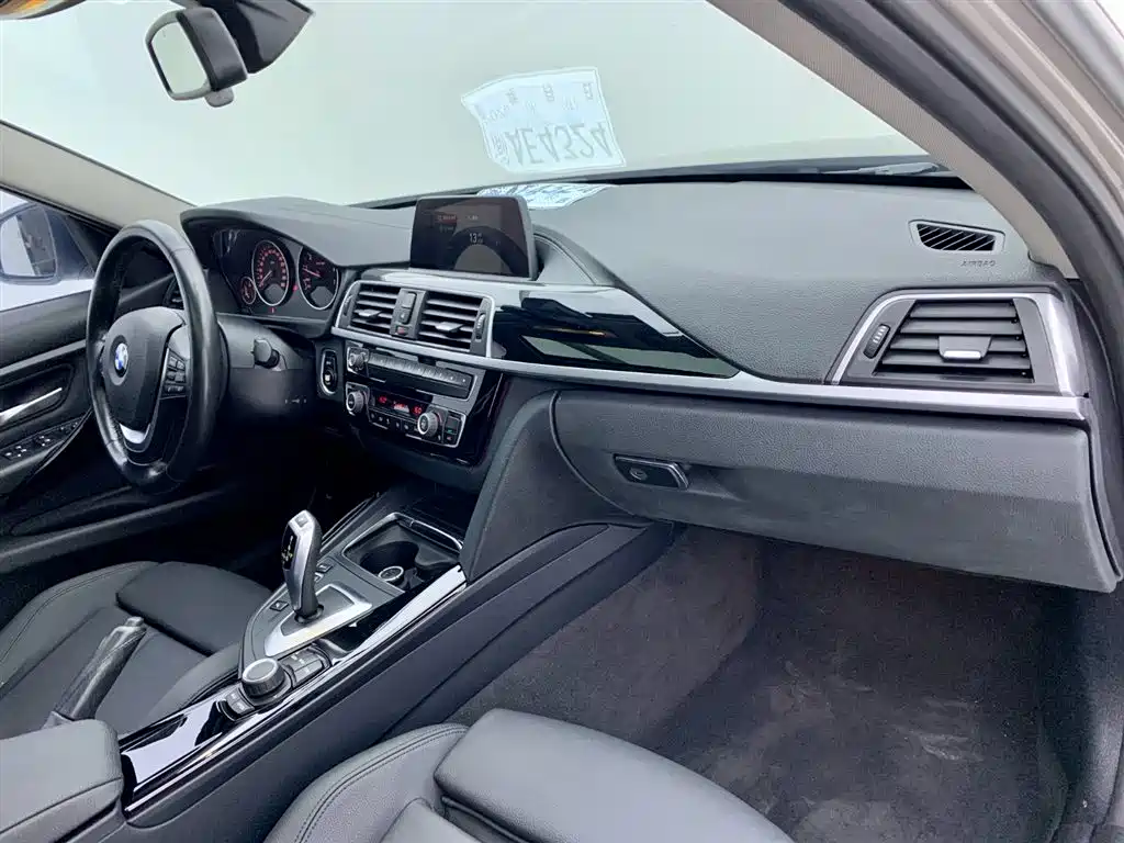BMW 3 Series 2018 318Li фото 16