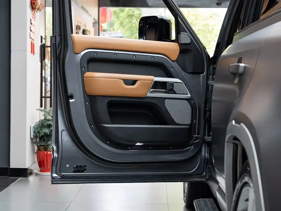 Land Rover Defender 2023 Model Year 130 3.0T P400 HSE фото 12