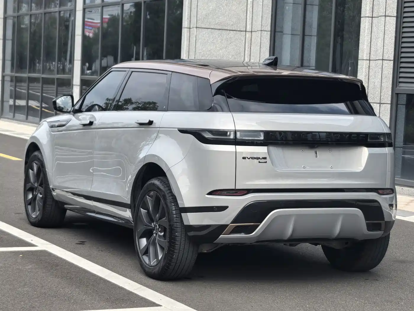 Land Rover Range Rover Evoque 2023 Range Rover Evoque L 249PS Corinthian Bronze Special Edition фото 4