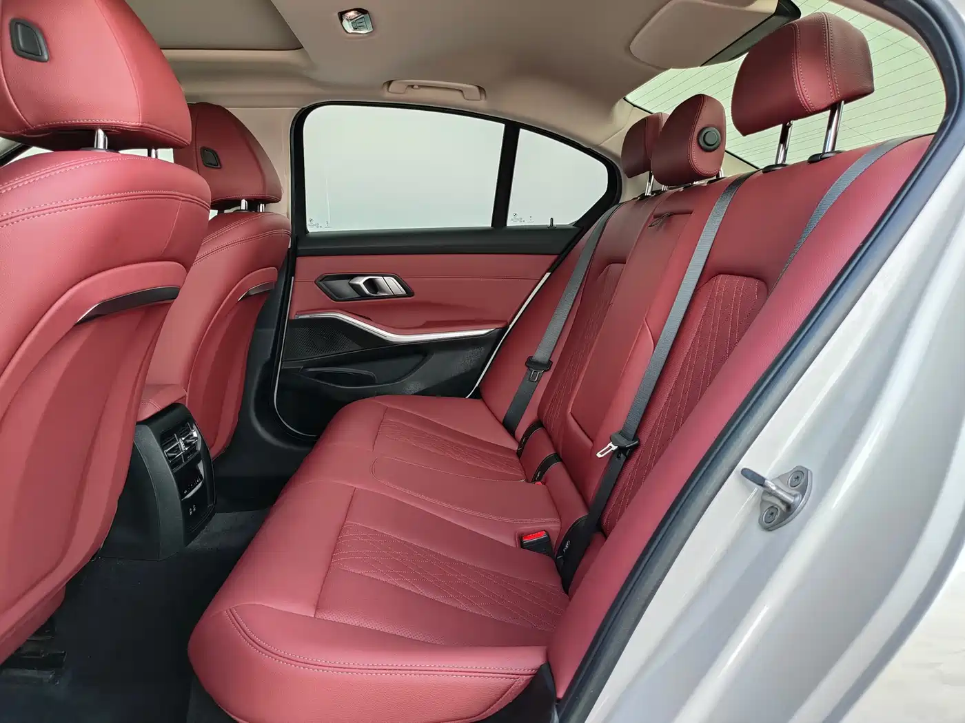 BMW 3 Series 2024 325i M Sport Package фото 9