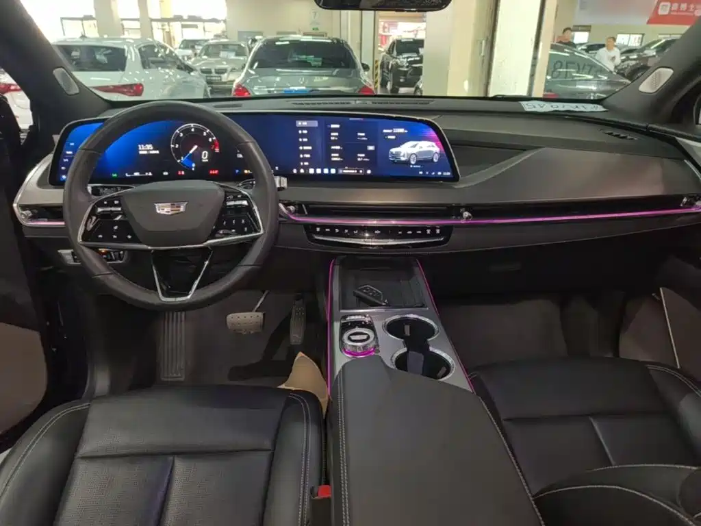 Photo 10 - Cadillac XT5