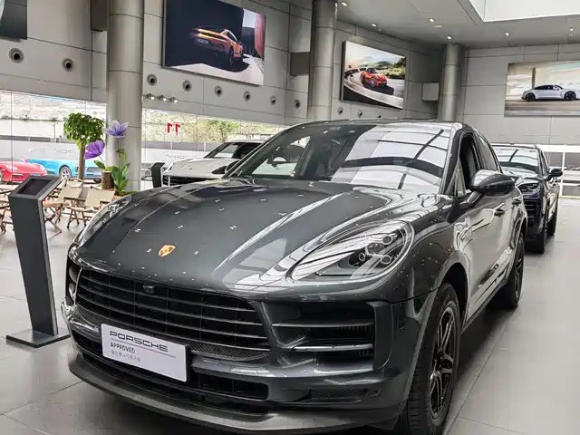 PORSCHE MACAN
