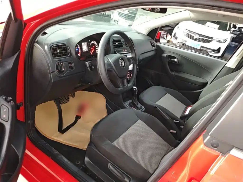 Volkswagen Polo 2016 1.4L Automatic Trend фото 15
