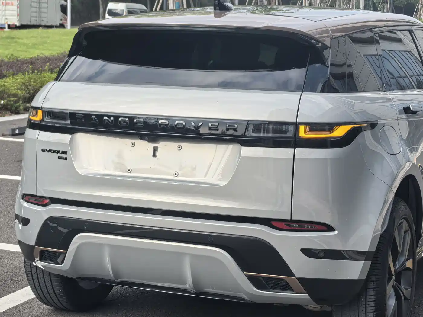 Land Rover Range Rover Evoque 2023 Range Rover Evoque L 249PS Corinthian Bronze Special Edition фото 9