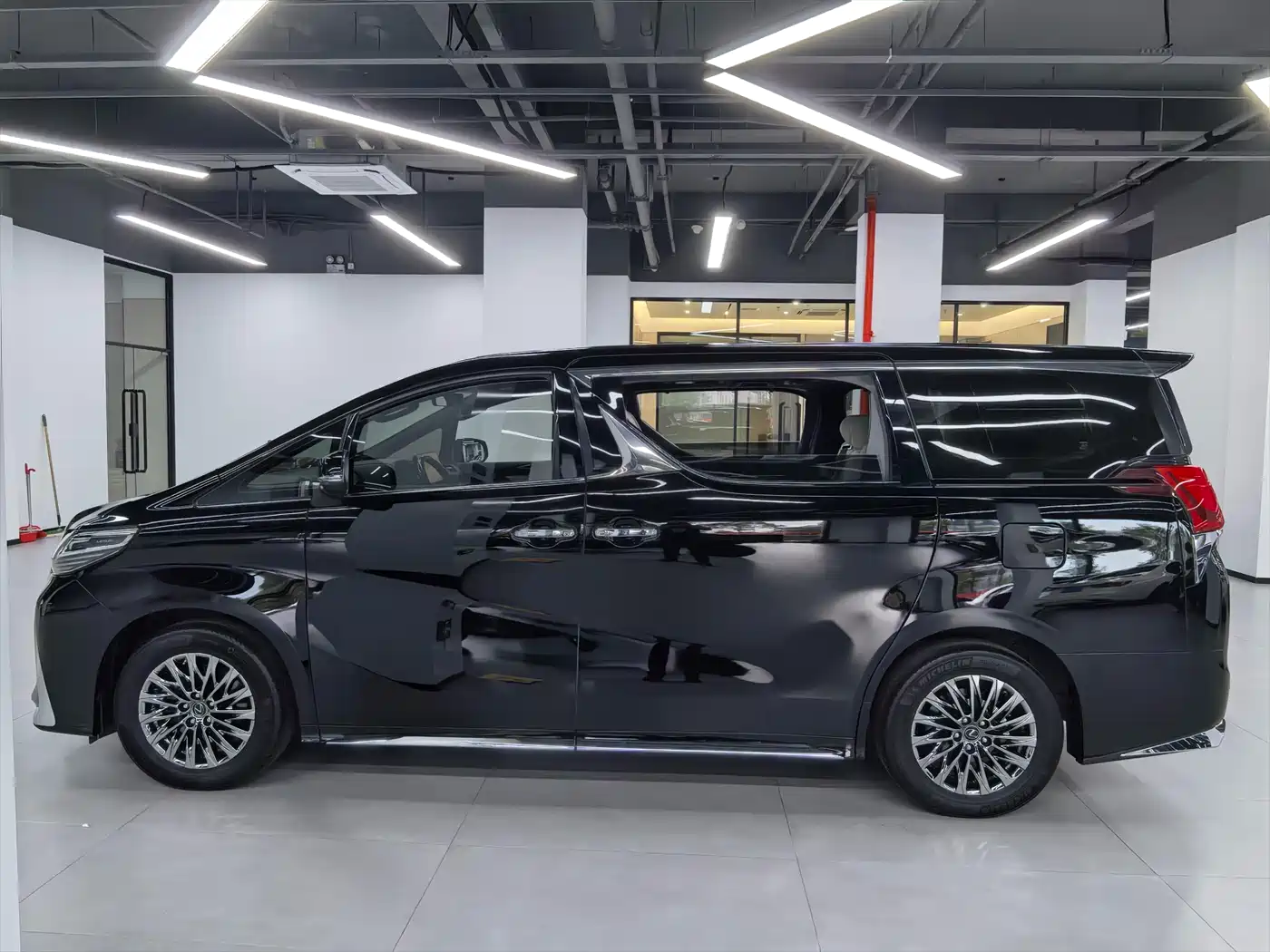 Lexus LM 2020 300h Seven-Seater Elegance Edition фото 3