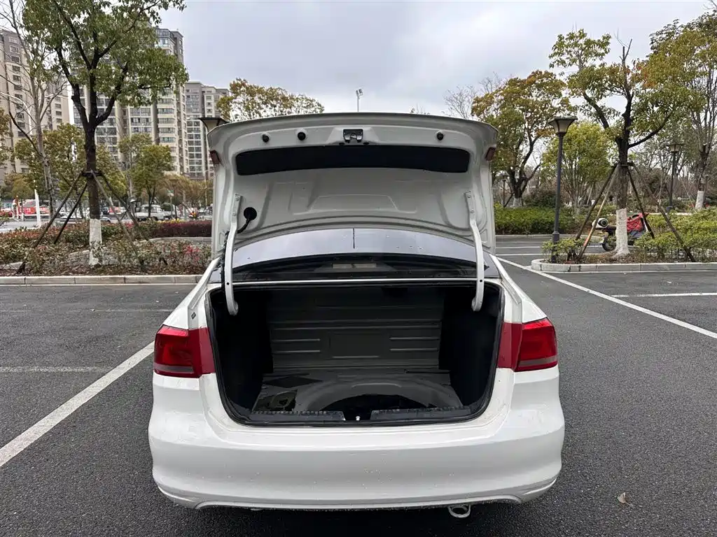 Volkswagen Santana 2015 1.6L Automatic Comfort Edition фото 8