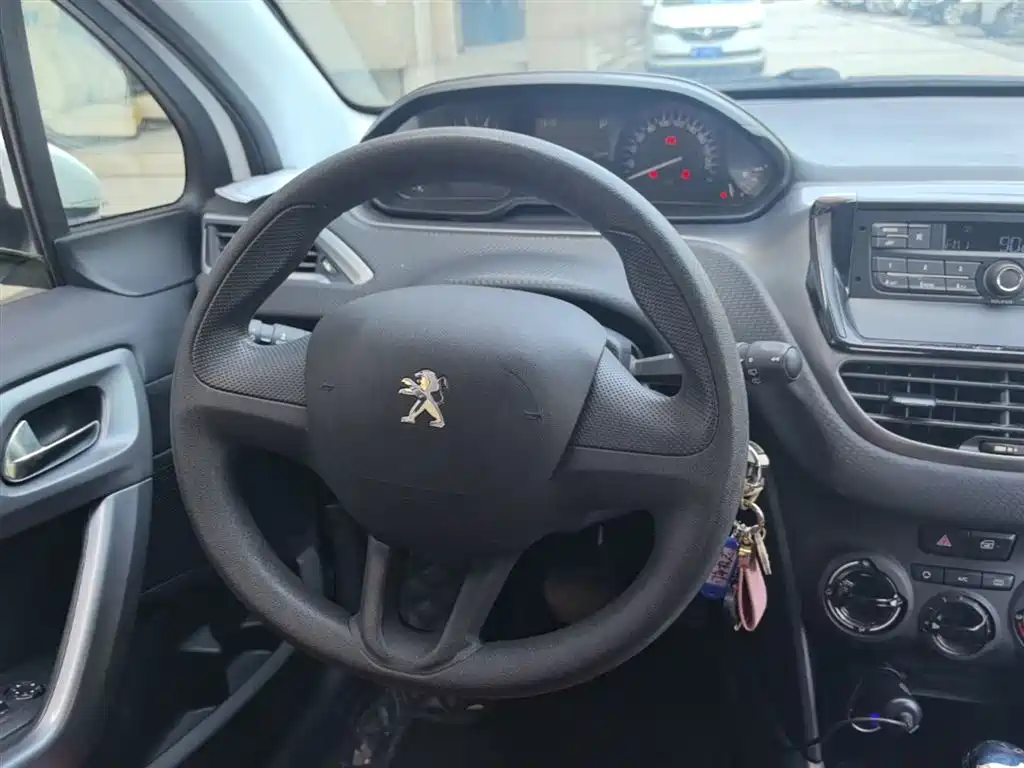 Peugeot 2008 2015 1.6L Automatic Cool Edition фото 11