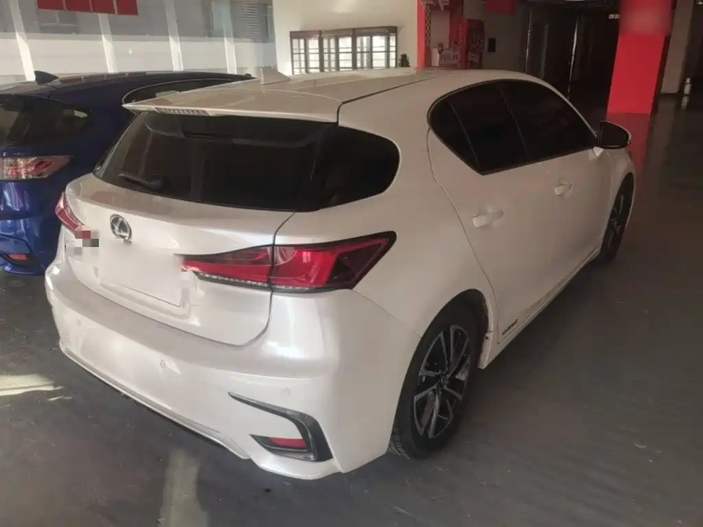 Photo 7 - Lexus CT