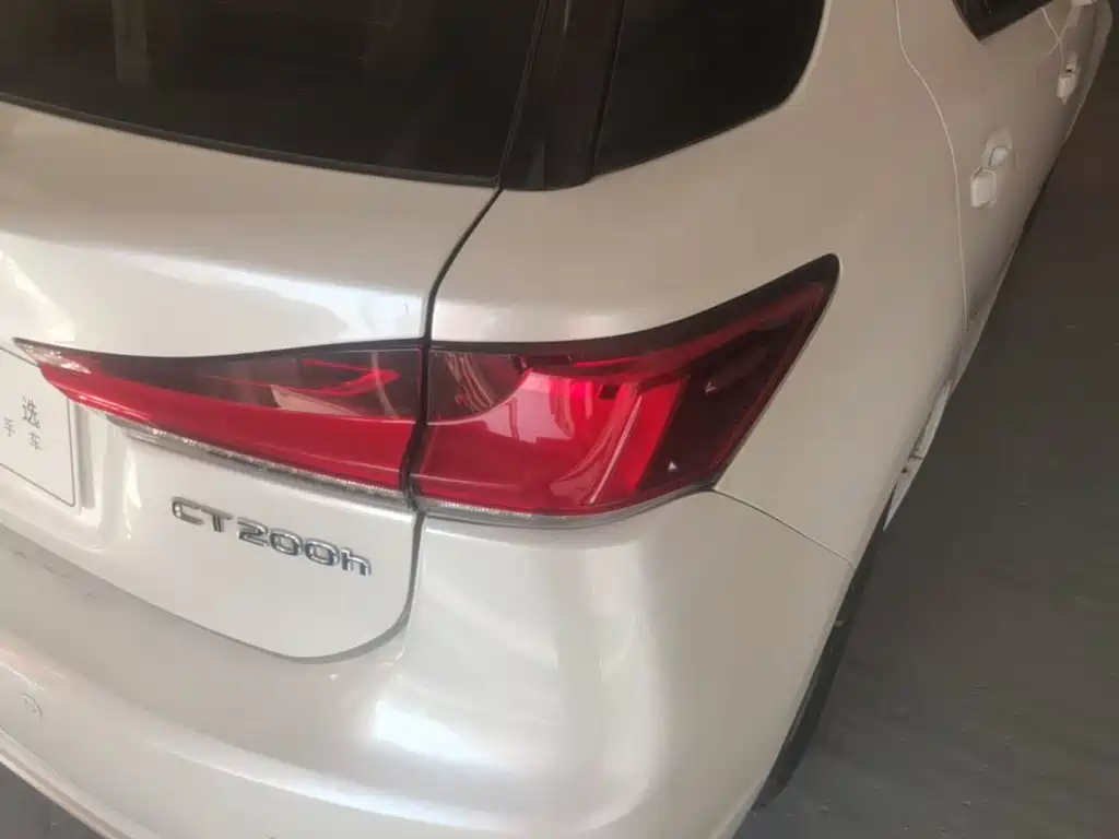 Photo 8 - Lexus CT