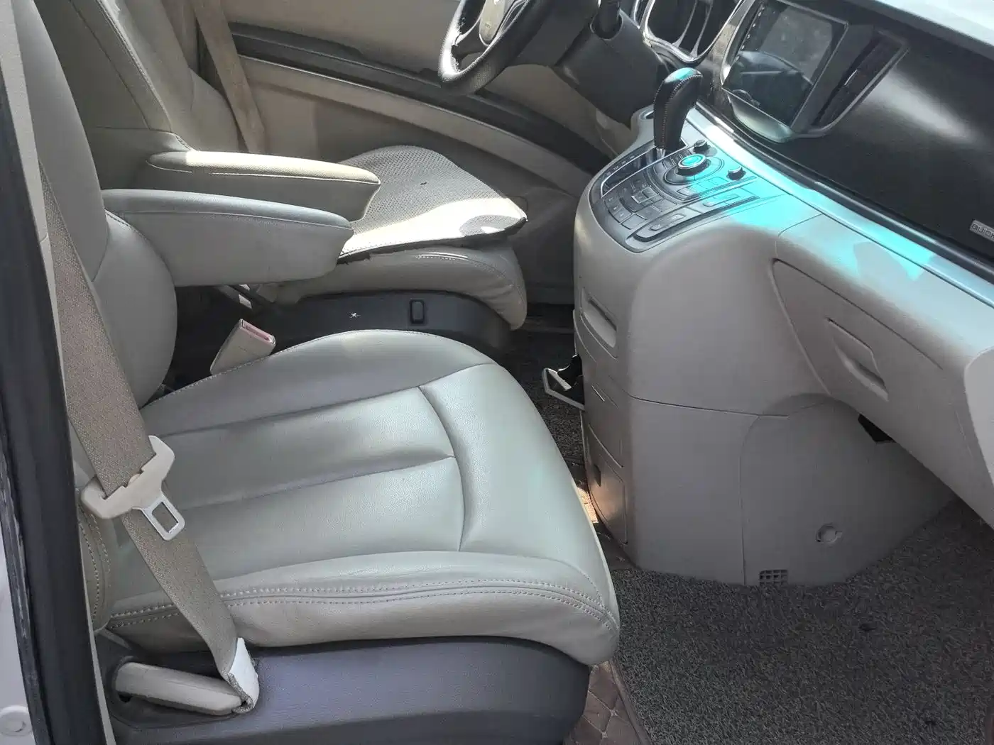 Buick GL8 2011 2.4L CT Luxury Business Comfort Edition фото 17