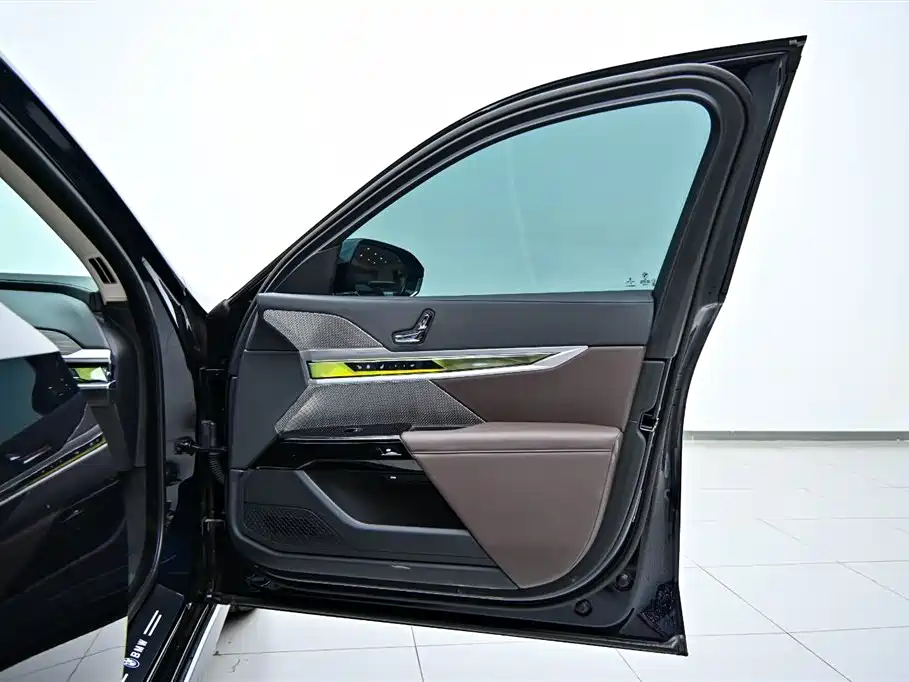 BMW 7 Series 2023 Model 735Li M Sport Package фото 22