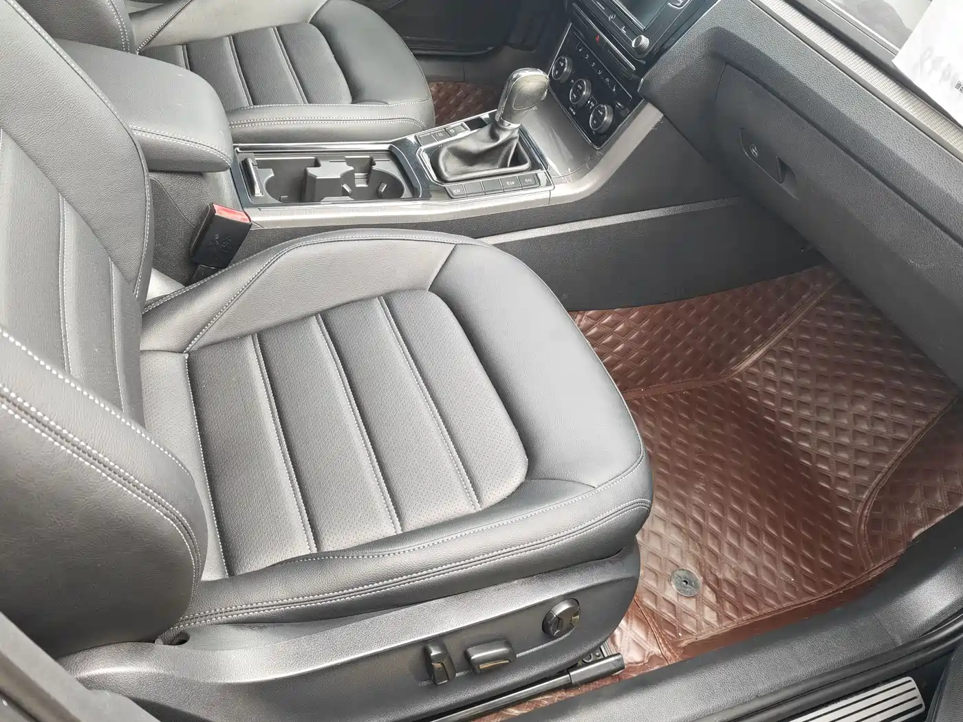 Volkswagen Passat 2016 330TSI DSG Honor Edition фото 14