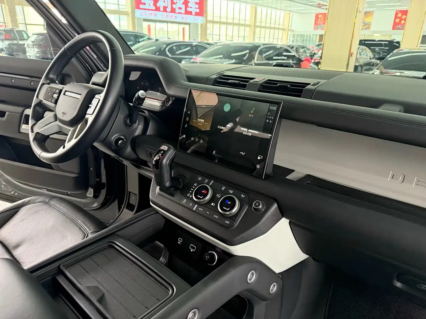 Land Rover Defender 2024 110 3.0T P400 XS фото 8