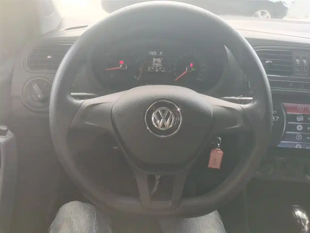 Volkswagen Polo 2016 1.4L Automatic Trend фото 11