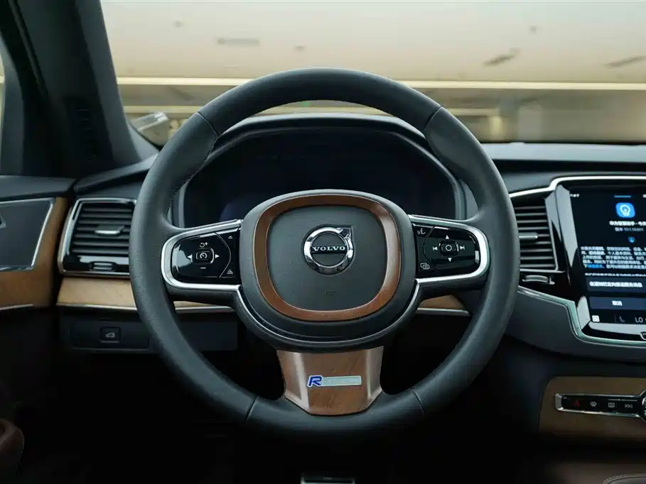 VOLVO XC90