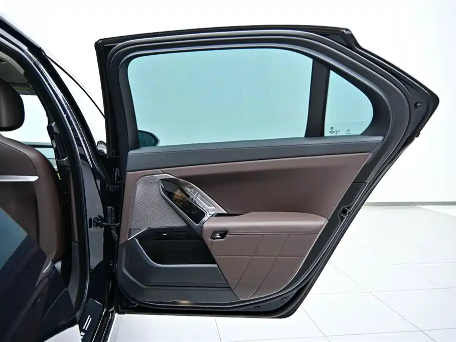 BMW 7 Series 2023 Model 735Li M Sport Package фото 23