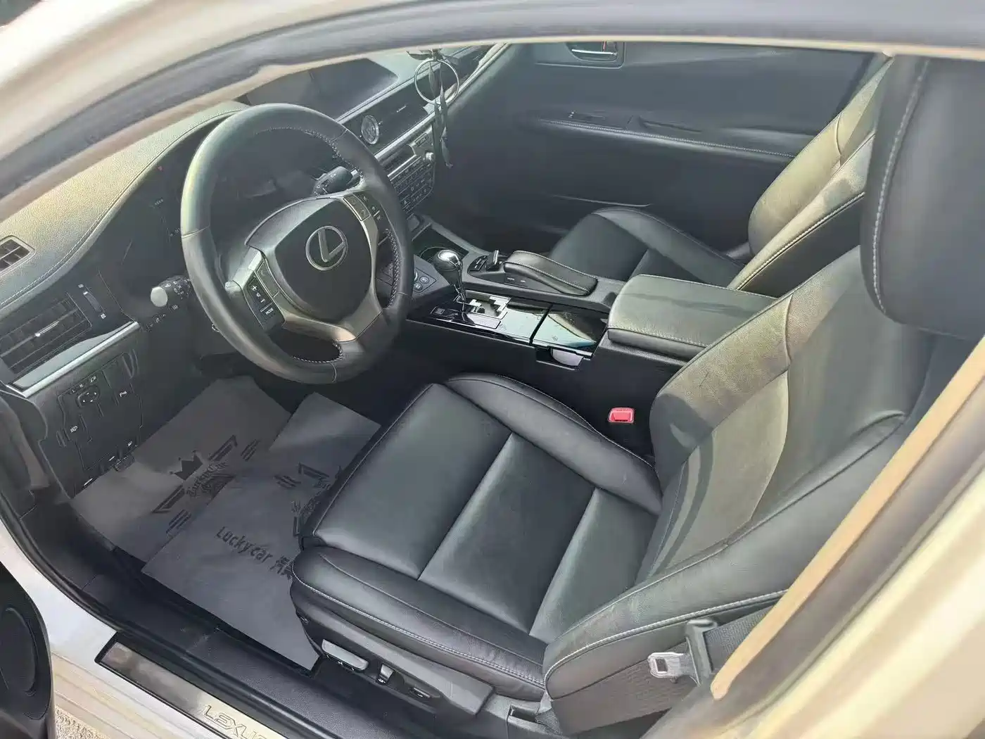 Фото 8 - Lexus ES