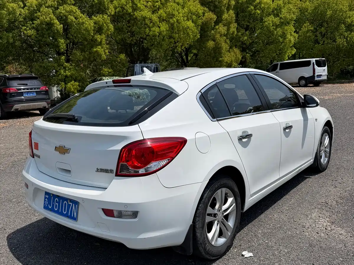 Chevrolet Cruze 2013 Hatchback 1.6L Automatic Luxury фото 3