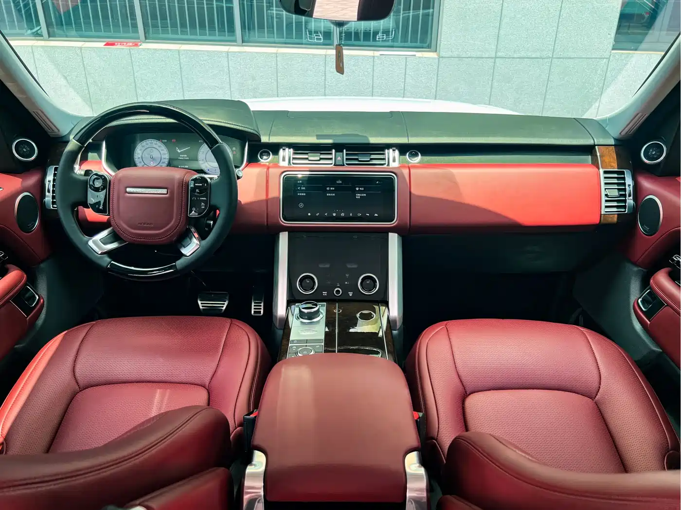 Land Rover Range Rover 2021 3.0 L6 Heritage Extended Classic Edition фото 9