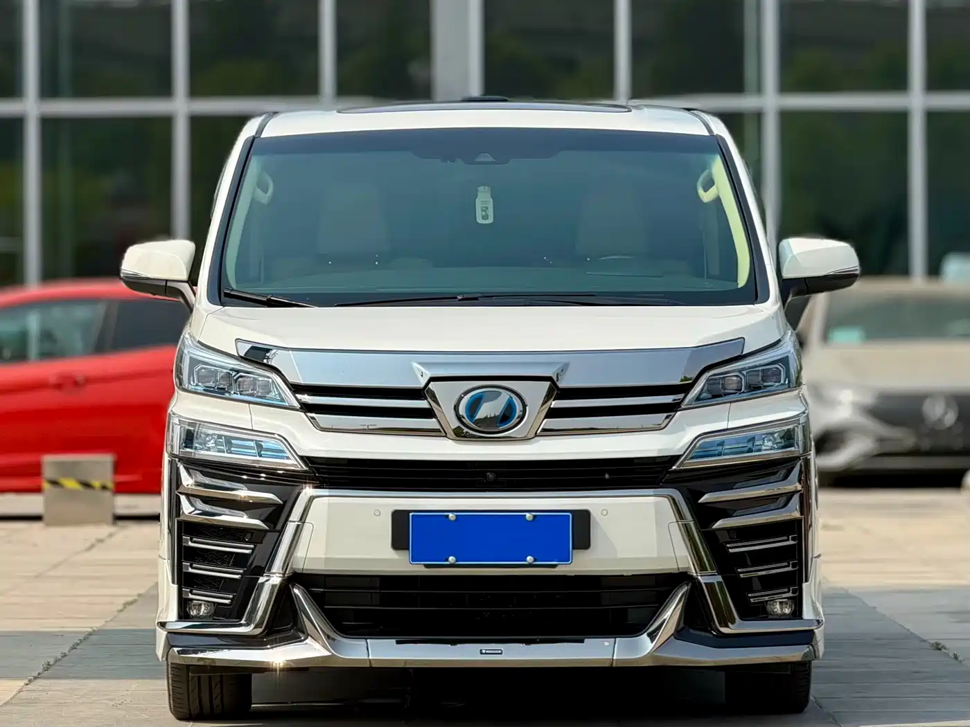 Toyota Vellfire 2021 Crown Hybrid 2.5L HV Premium Edition фото 2
