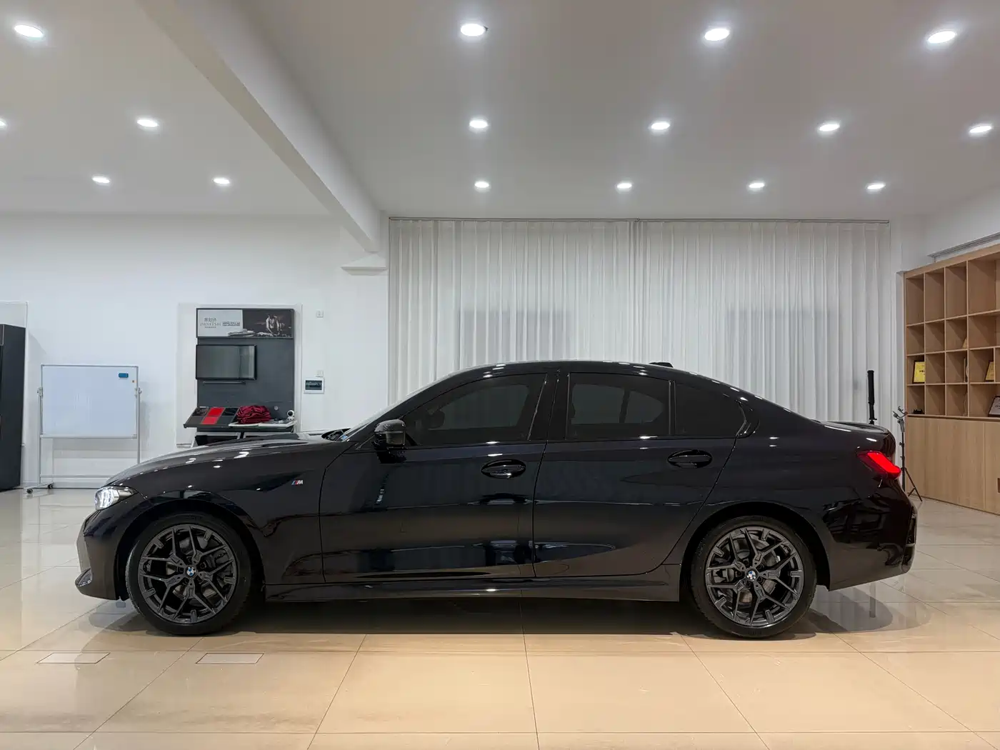 BMW 3 Series 2025 330i M Sport Night Edition фото 3
