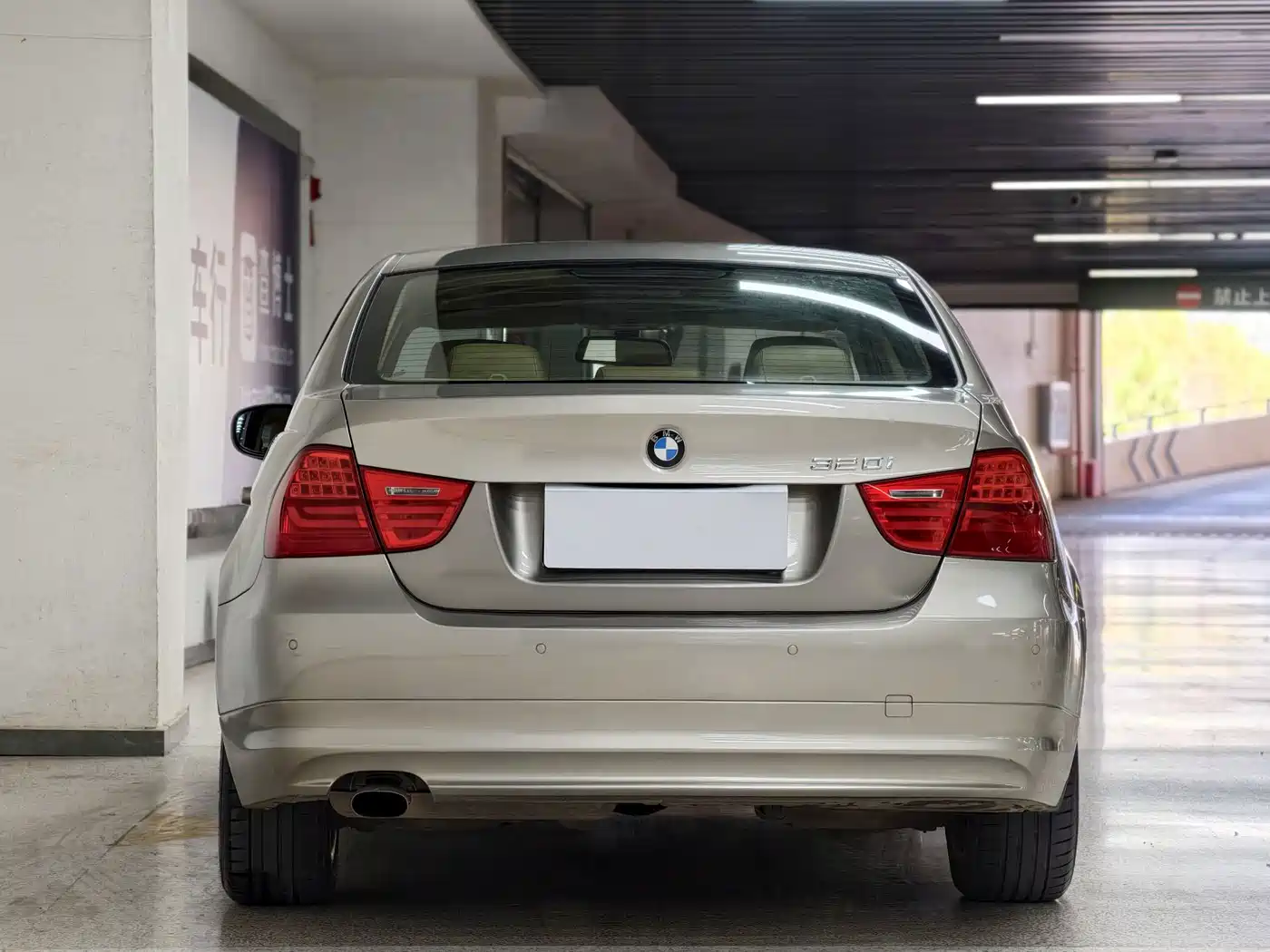 BMW 3 Series 2011 2010 318i Leading