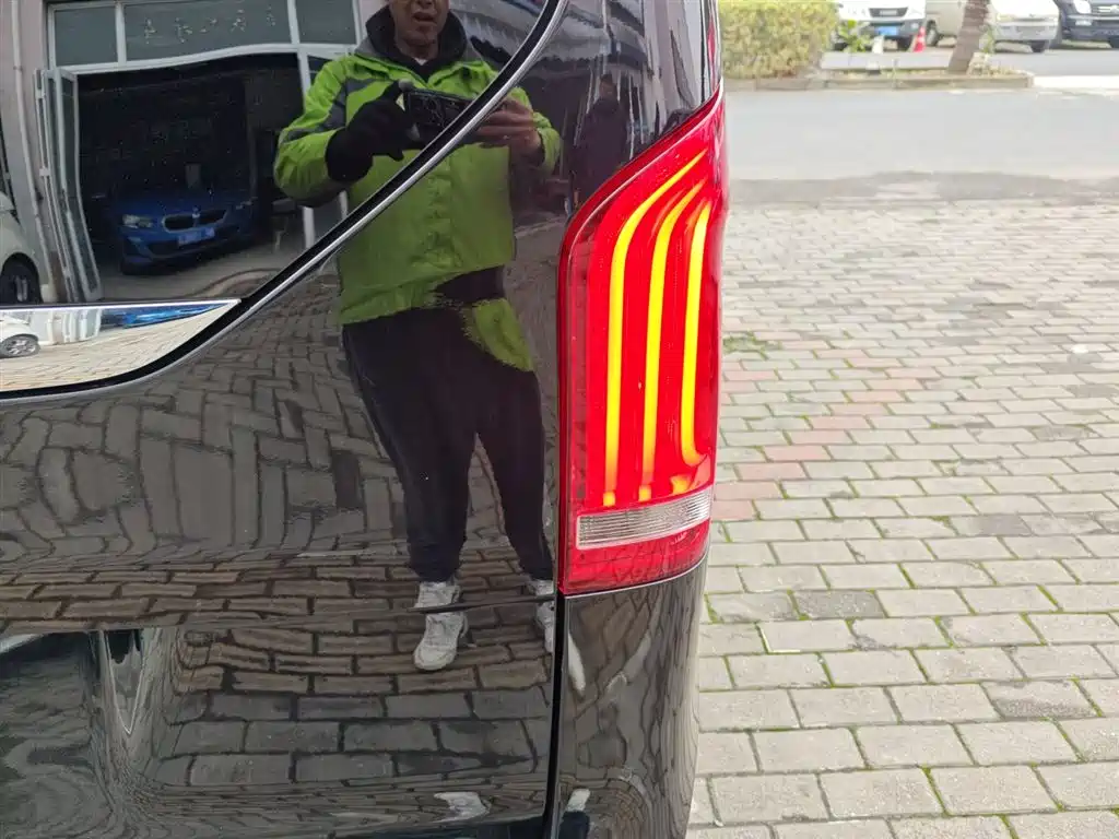 Mercedes-Benz V-Class 2021 V 260 L Long Wheelbase Premium Edition фото 24