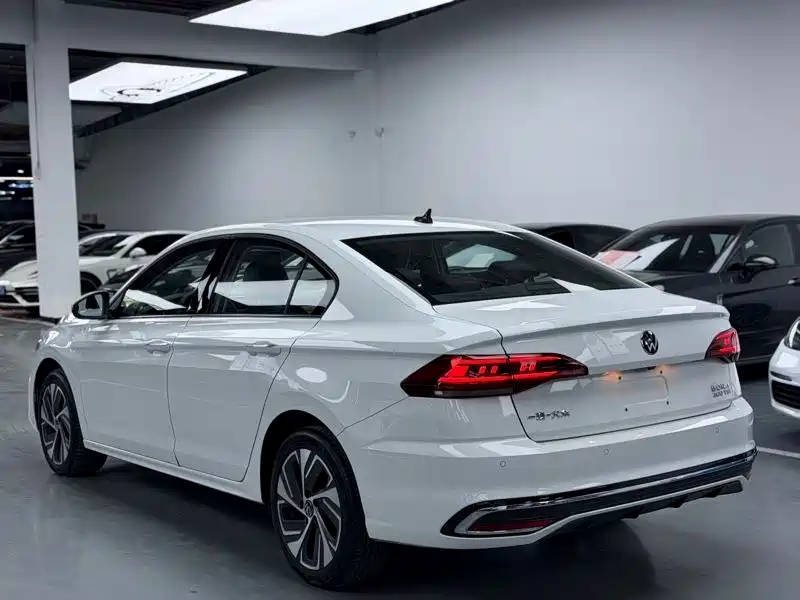 VOLKSWAGEN BORA