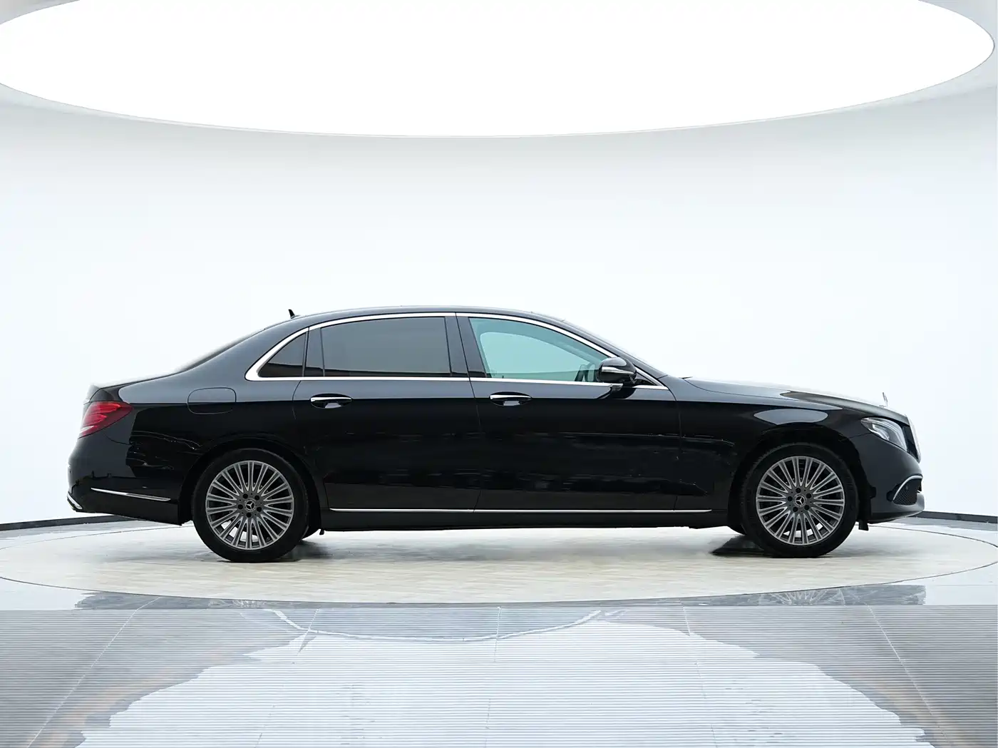 Mercedes-Benz E-Class 2020 E 300 L Luxury Model фото 4