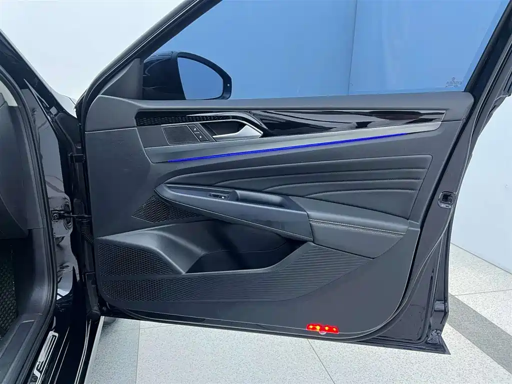 Volkswagen Passat 2023 330TSI Starlight Elite Edition фото 28