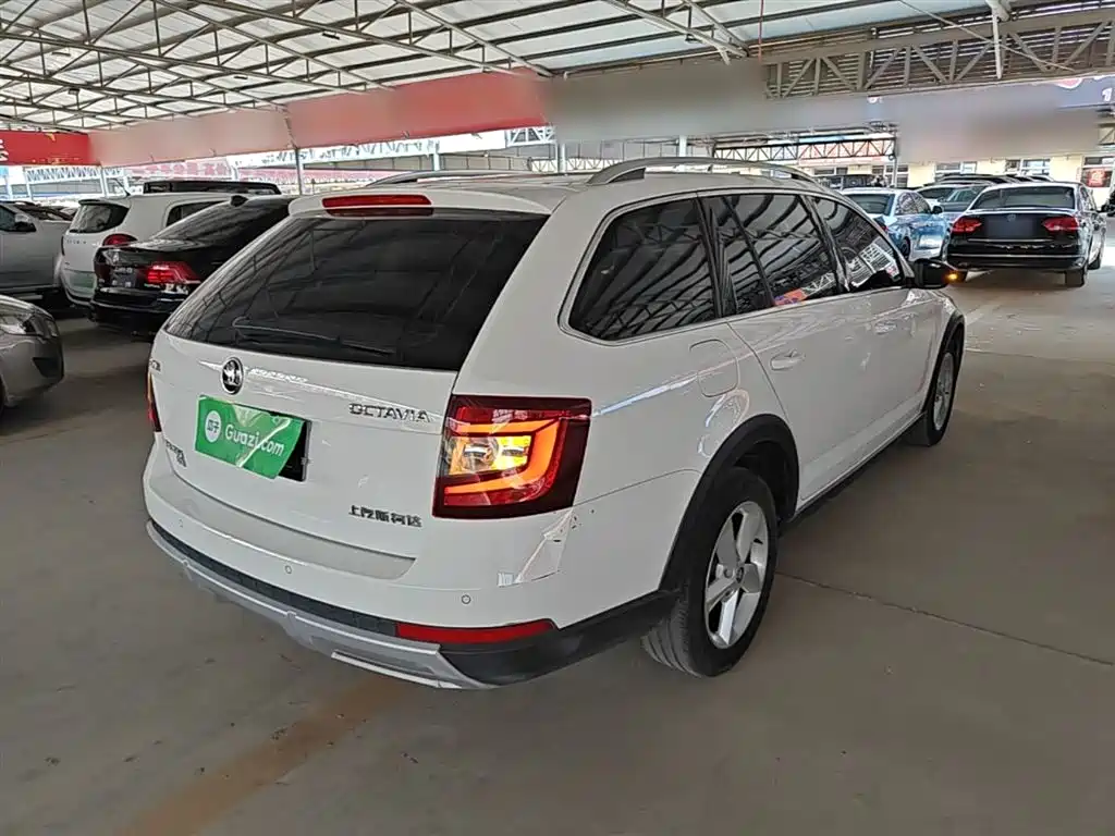 Škoda Octavia 2018 Model Wagon TSI230 DSG Comfort Edition фото 7