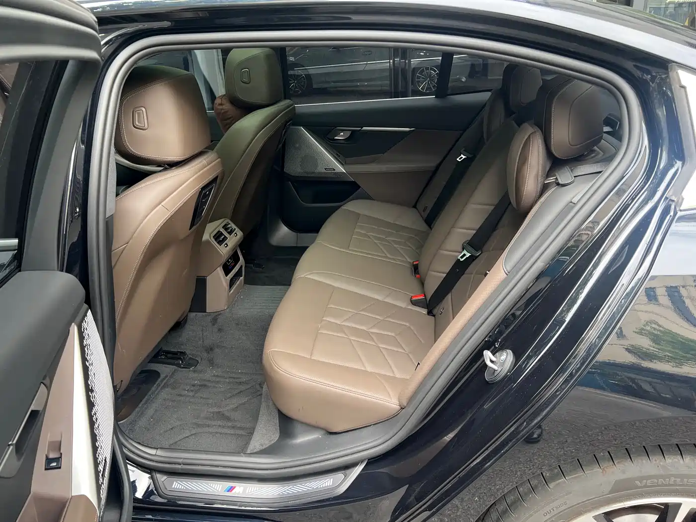 BMW 5 Series 2025 525Li M Sport Package фото 14
