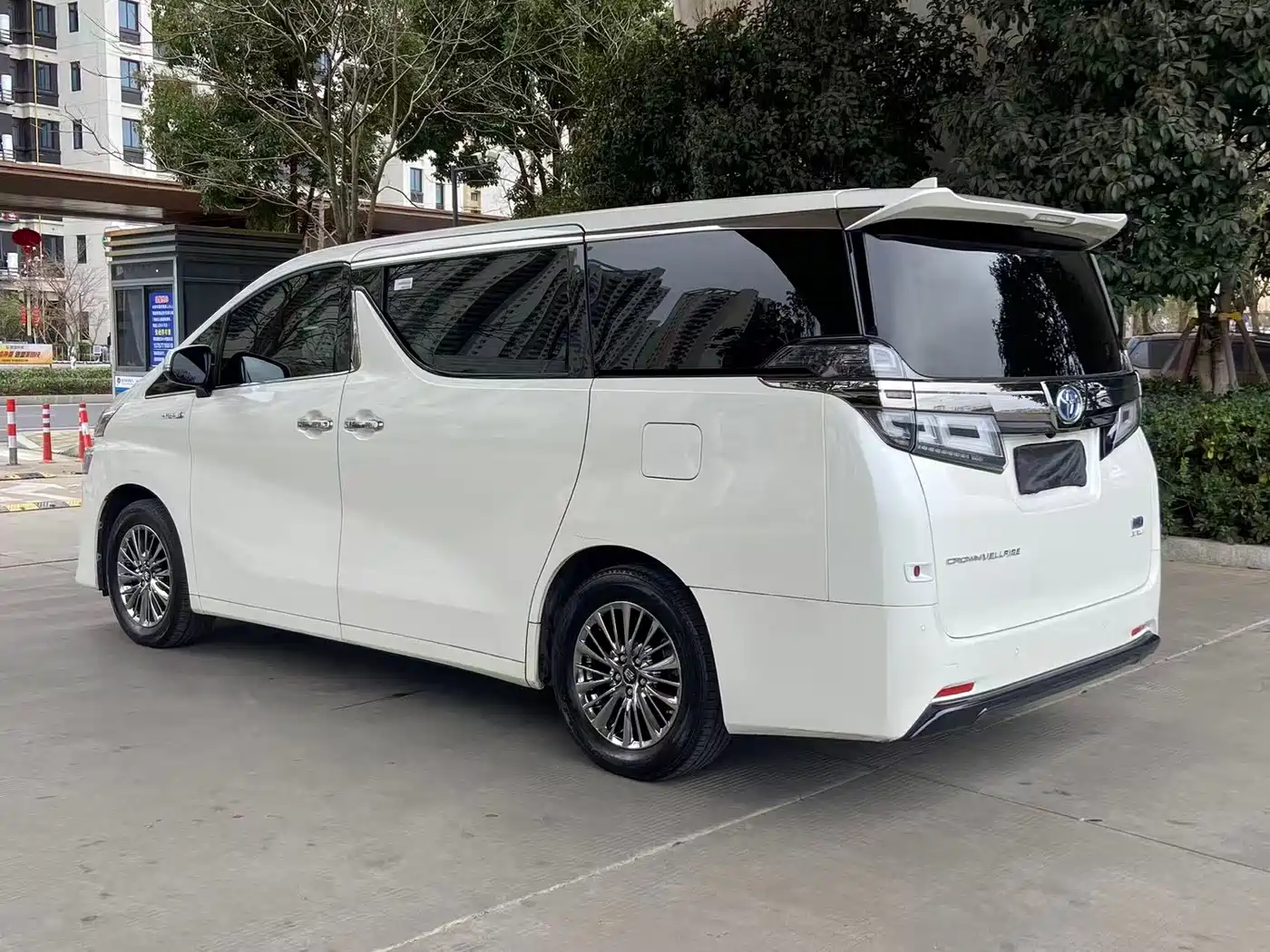 Toyota Vellfire 2021 Crown Hybrid 2.5L HV Luxury Edition фото 6