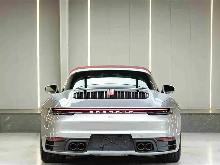PORSCHE 911