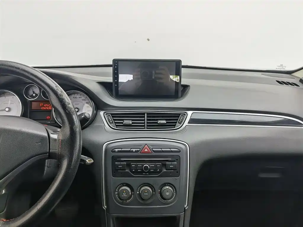 Peugeot 308 2014 Model Joy Edition Classic 1.6L Automatic Superior Style фото 12