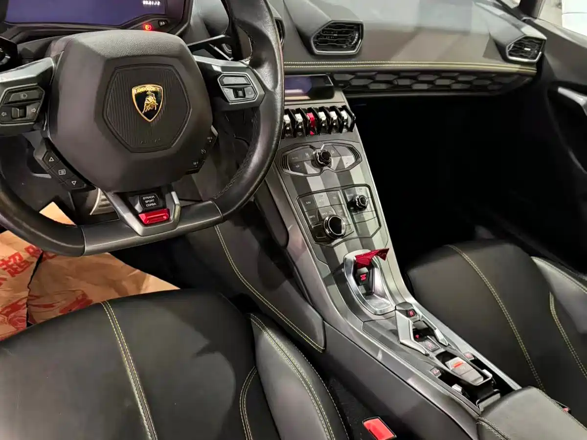 LAMBORGHINI HURACÁN