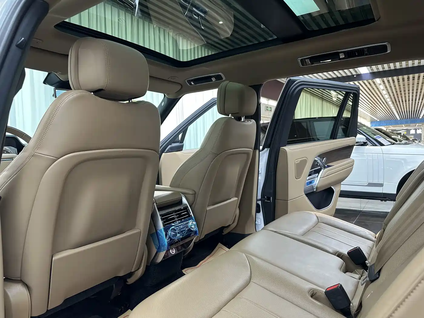 Land Rover Range Rover 2023 3.0 L6 400PS Golden Age 7-Seater Long Wheelbase фото 12