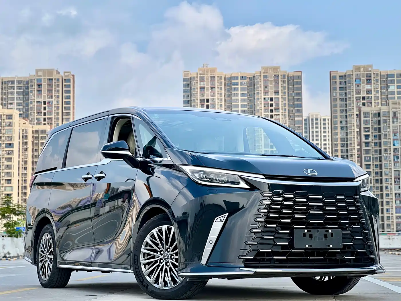 Lexus LM 2025 Model 500h Six-Seater Prestige Edition фото 3