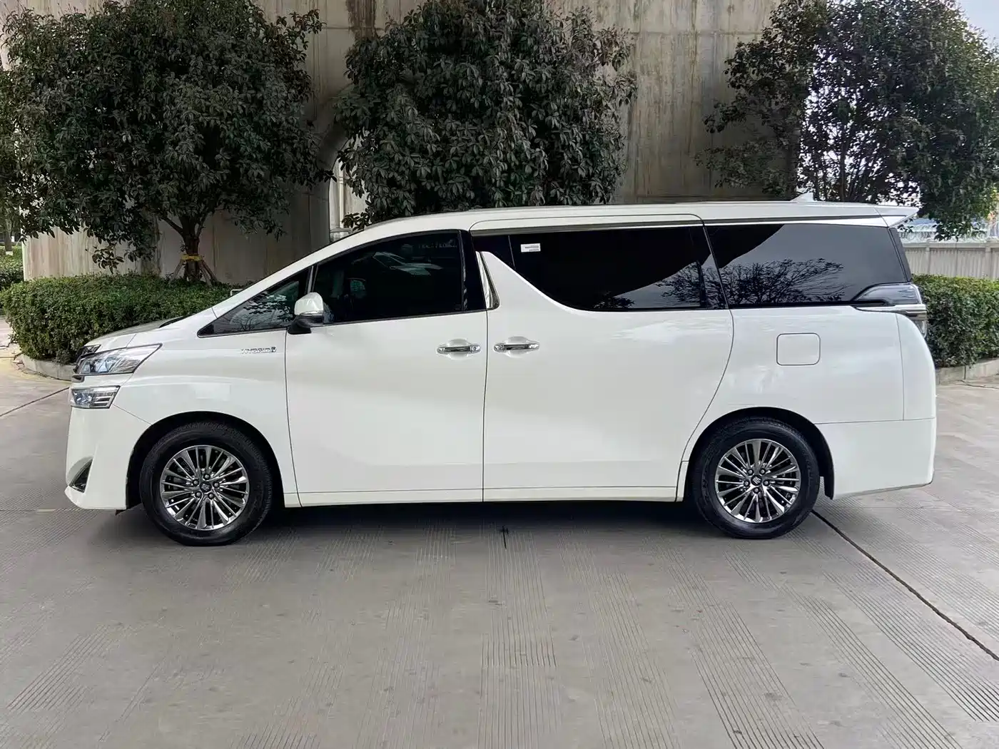 Toyota Vellfire 2021 Crown Hybrid 2.5L HV Luxury Edition фото 7