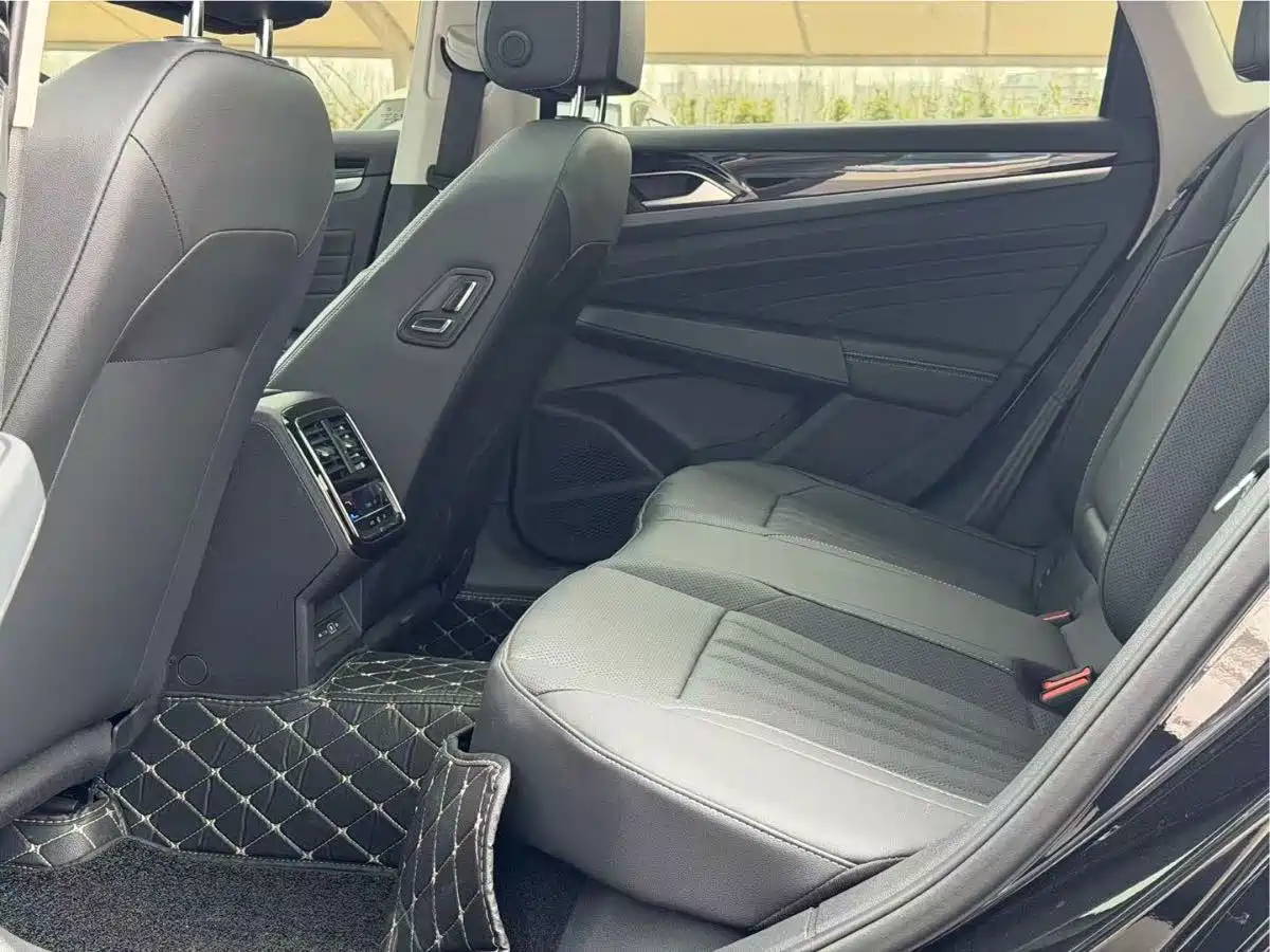 Volkswagen Passat 2025 Outstanding 330TSI Starlight Elite Edition фото 16