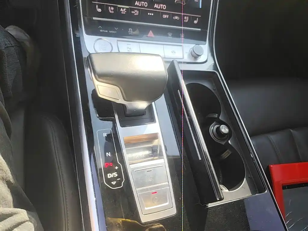 Photo 14 - Audi A8