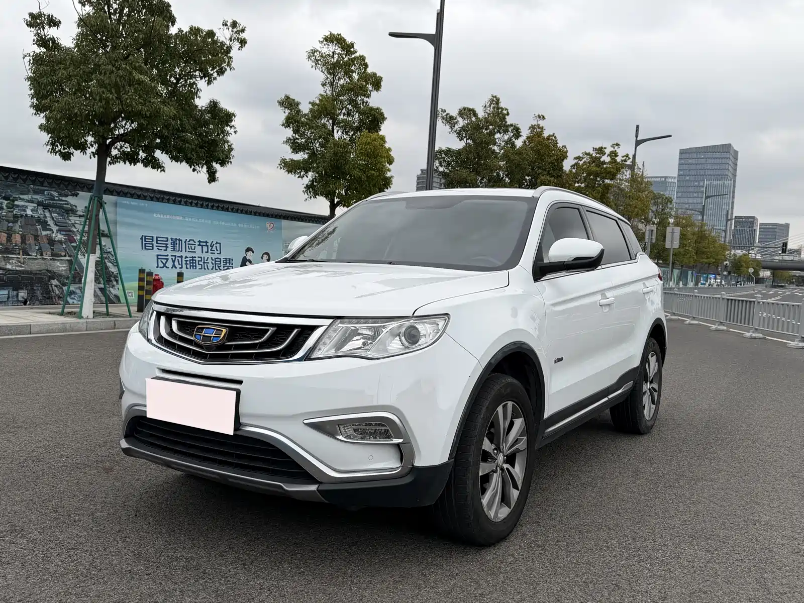Фото 1 - Geely Atlas