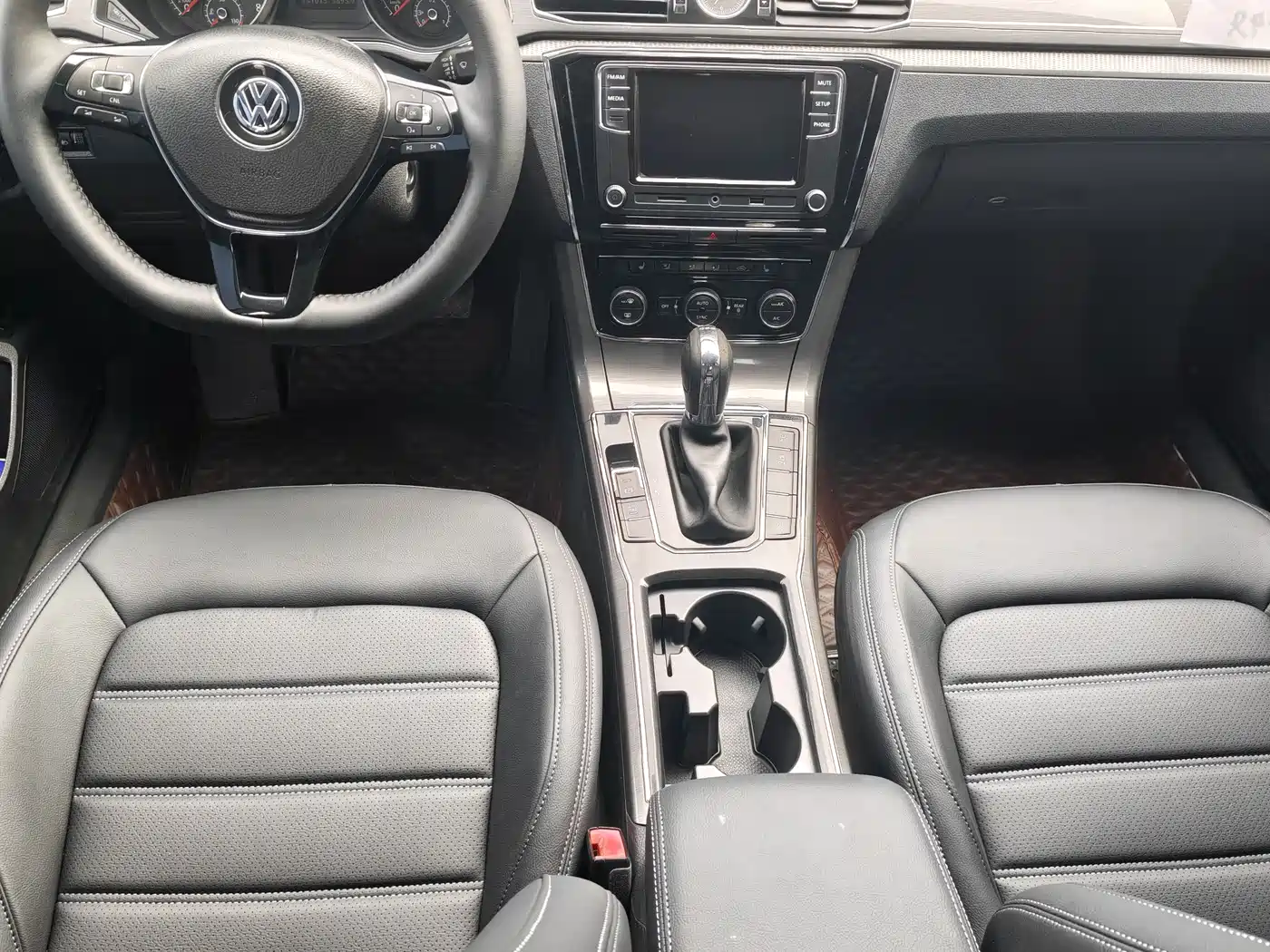 Volkswagen Passat 2016 330TSI DSG Honor Edition фото 6