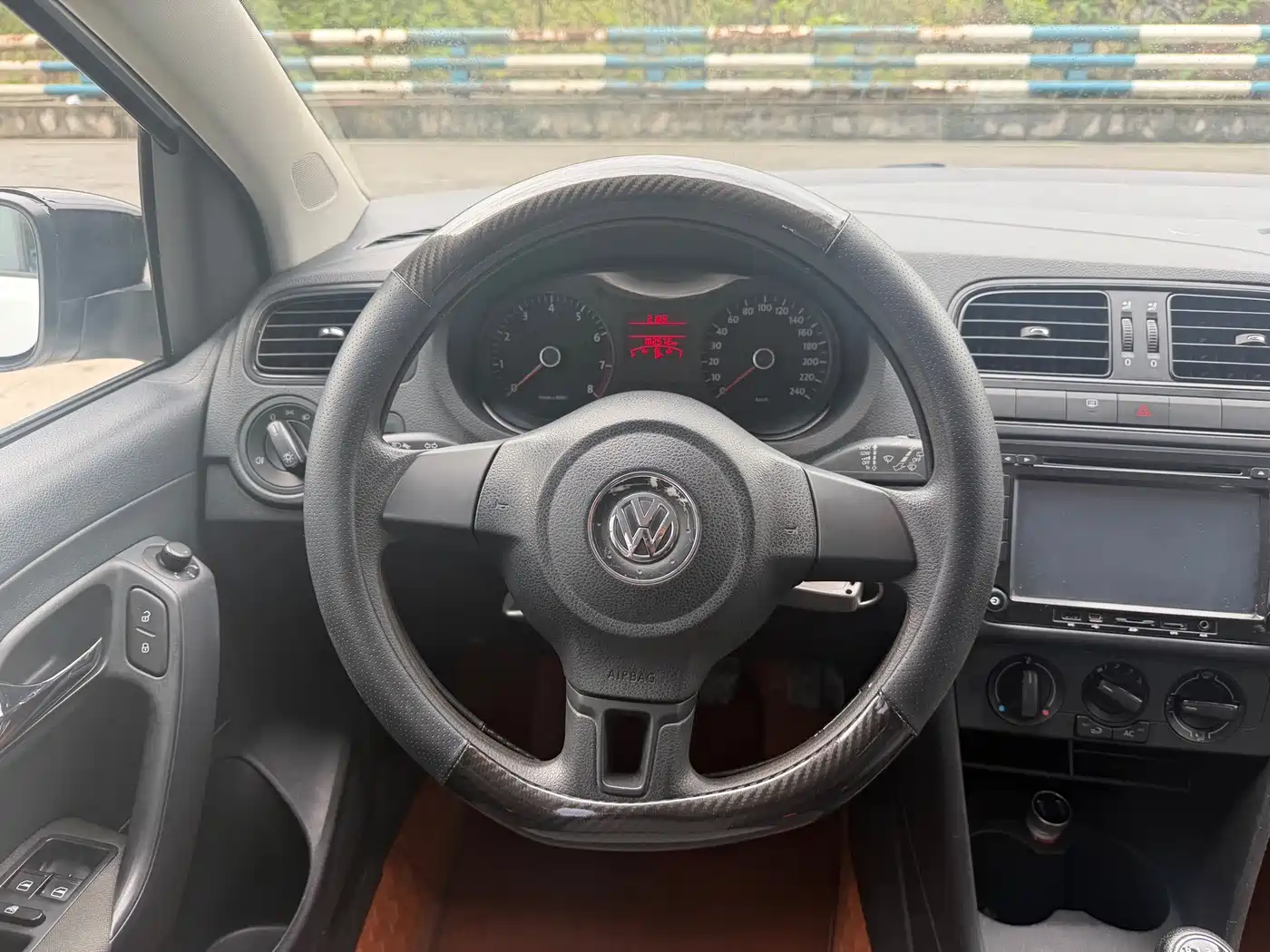 Volkswagen Polo 2011 1.4L Manual Joy Edition фото 12