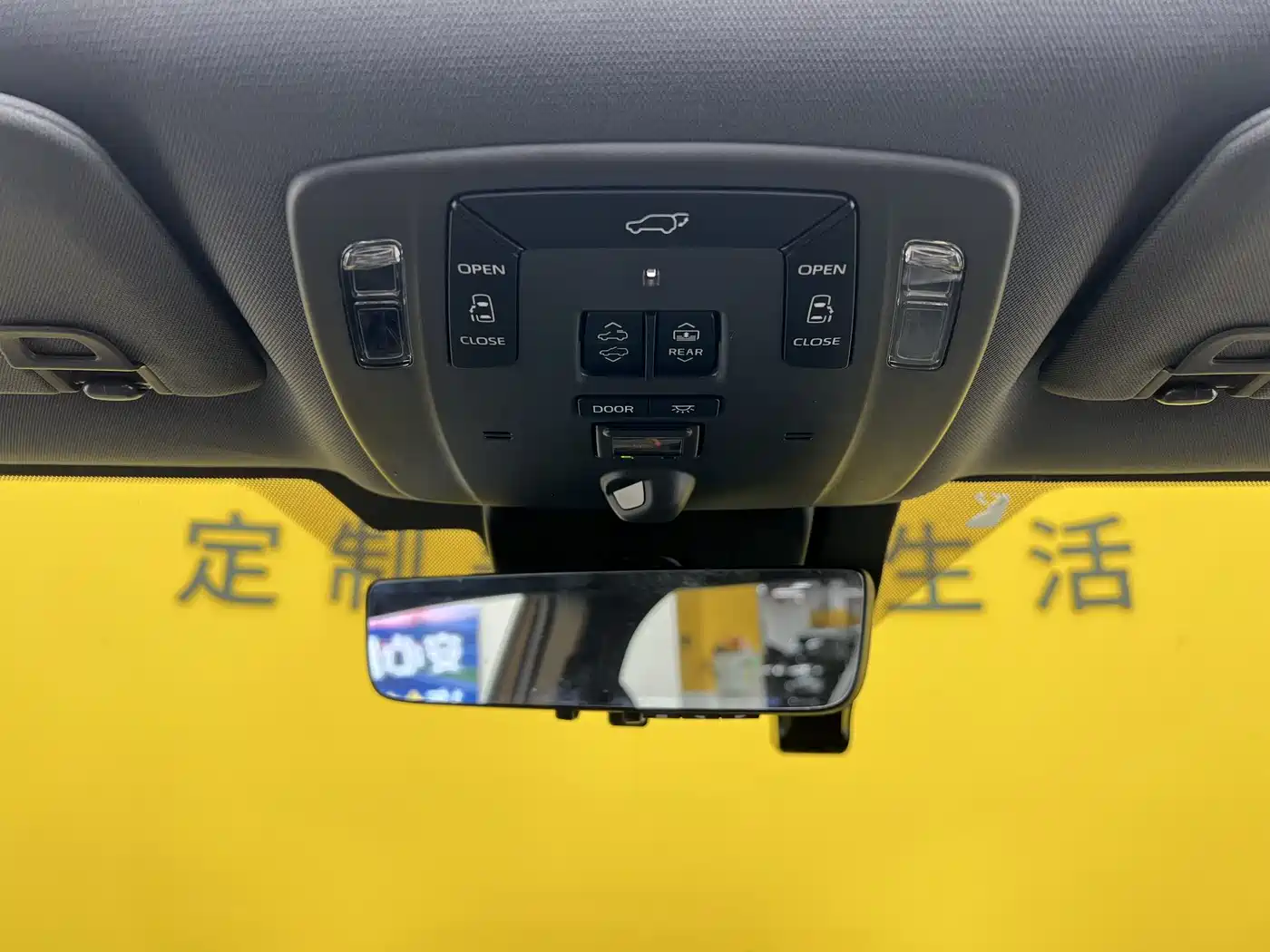 Toyota Sienna 2023 2.5L Hybrid Platinum Edition фото 20